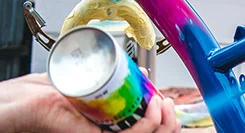 Gewölbter Boden einer Spraydose
