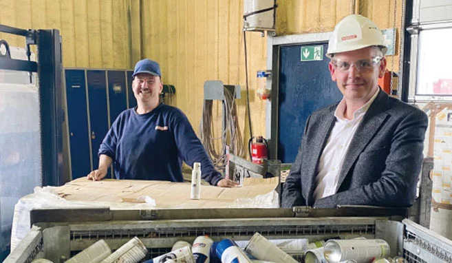 Thomas Kussin (l.), Mitarbeiter des Spraydosen-Recycling-Zentrums in Bramsche, und Christian Deing, Regionalleiter.