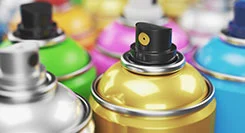 Nahaufnahme bunter Spraydosen nebeneinander